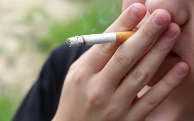 El peligro de que los niños vean a fumadores en pantalla